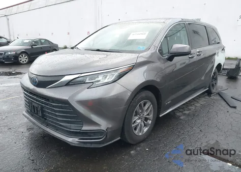 2021 Toyota Sienna Le z USA, uszkodzony, nr VIN 5TDKRKEC1MS026610